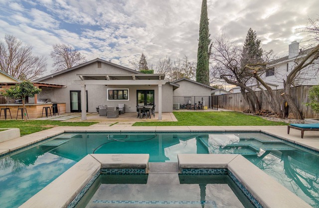 Comfy House W/Big Pool/hot tub !
