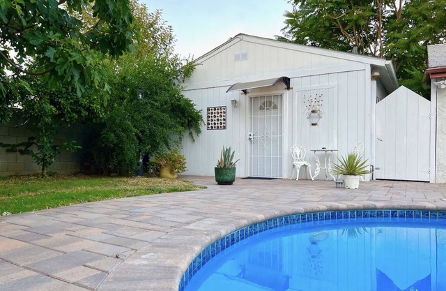 Comfy & Inviting Poolside Casita w/Laundry & Fruit Trees