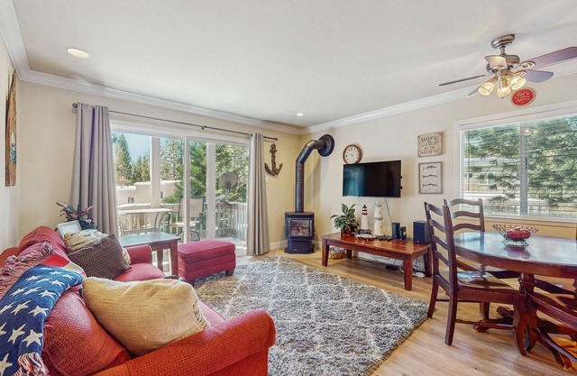 Comfy mountain getaway w/lake access nearby, private balcony