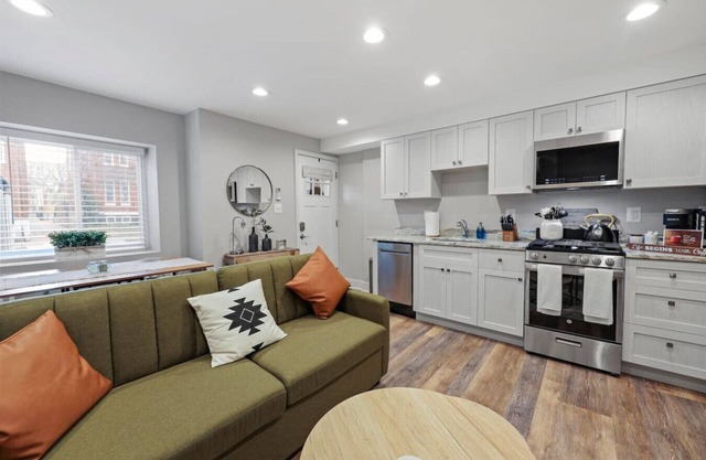 Comfy NW Gem-5 min walk to Metro/DT/Convention Ctr