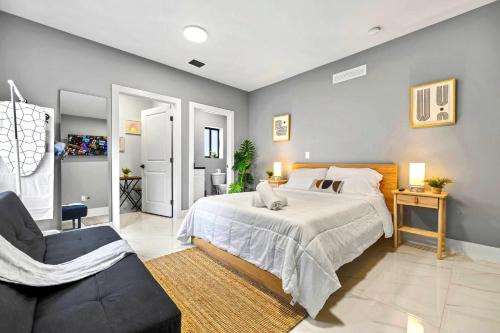 Comfy Studio W Beautiful Space!