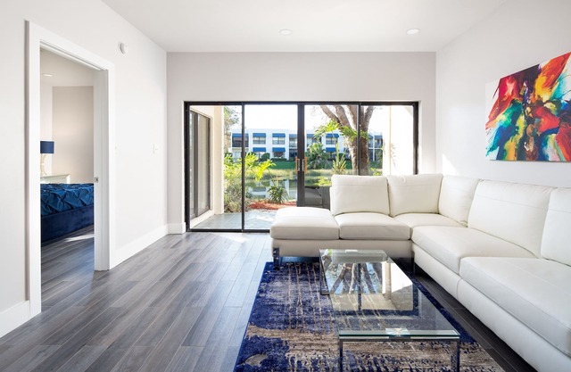 Condo 2 Bedrooms 2 Baths Pool 6 min to Beaches Downtown Restaurants Shopping