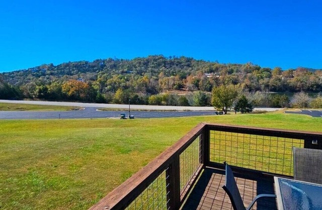 Condo close to Table Rock Lake! Cool off and swim!
