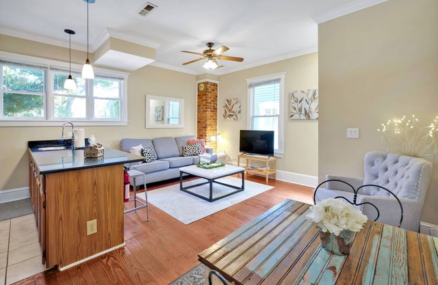 Condo Riviere Stay Downtown! Walk everywhere!