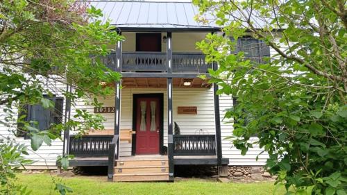 Connie's Retreat - 3 Bedrooms, 2 Baths, Sleeps 11 farmhouse