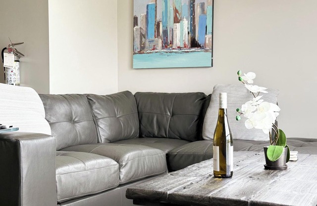 Contemporary [West] Loft in Historic Niagara