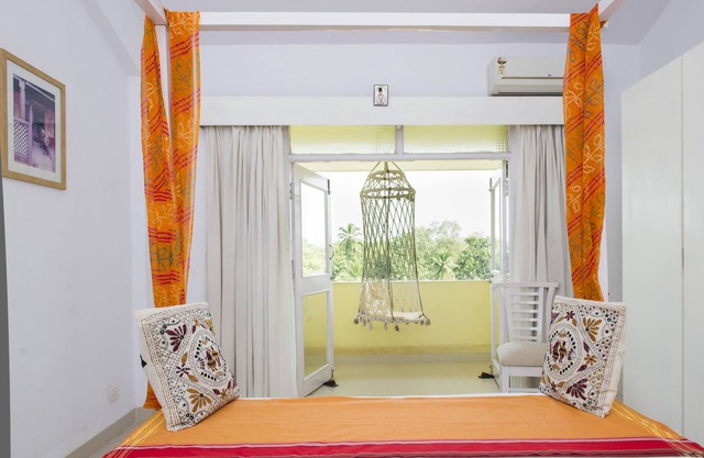 Contemporary apartment, great views, pool, WIFI, parking near fabulous beach
