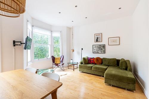 Contemporary Archway Retreat Near Tube