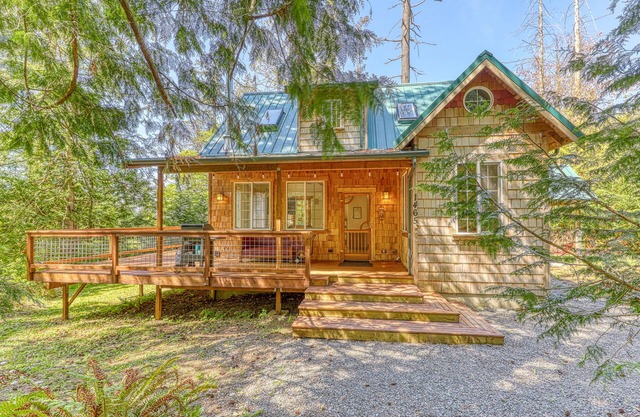 Contemporary cottage in the woods, less than a mile to the beach - dog-friendly