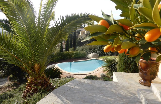 Contemporary villa 2 terraces, swimming pool, 5 min 27 hole golf course, tennis