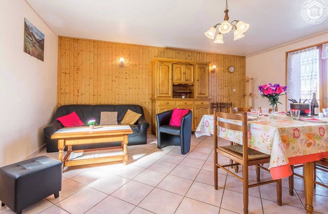 Contemporary house located 200m from the Albiez-Montrond ski slopes and 13km from St Jean d'Arves/les Syb