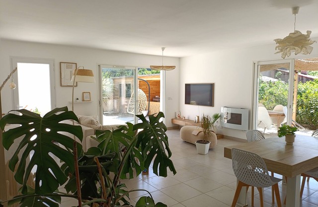 Contemporary house with swimming pool, jacuzzi, summer kitchen and cicada song.