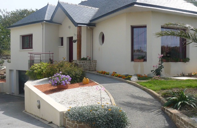 Contemporary house at the foot of the Trézien lighthouse. Magnificent beach 500m away.