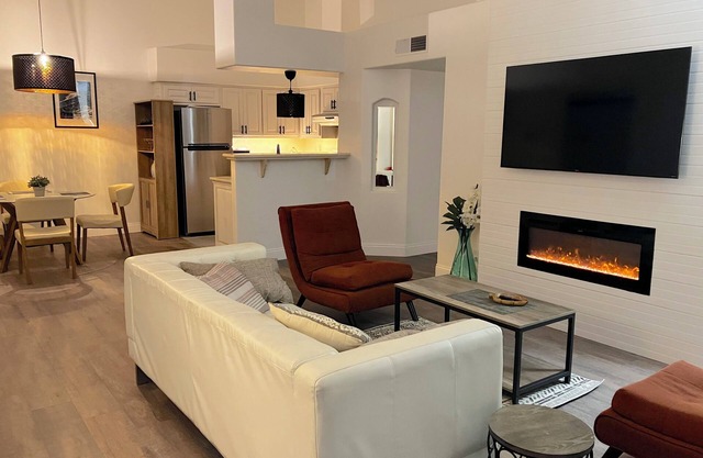 Contemporary luxurious Condo with Mountain View’s in Henderson . WiFi, Roku TV.