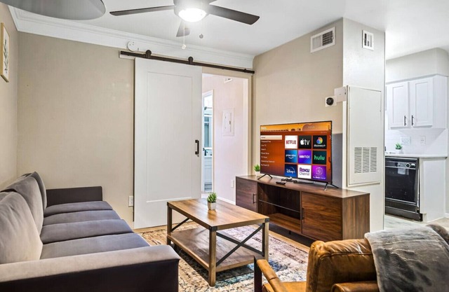Contemporary One Bedroom One Bath with Pool Acces