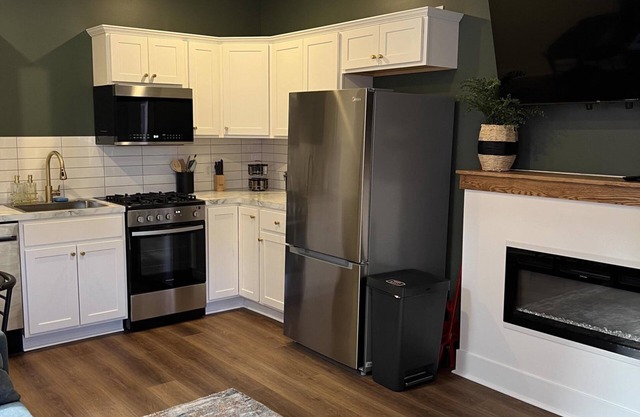 Contemporary Queen Apartment at The Victorian w/Patio + Fireplace