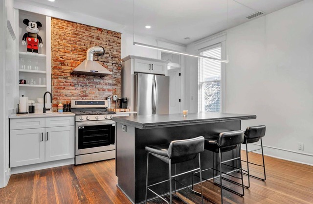 Contemporary Stay in Louisville's Vibrant Location