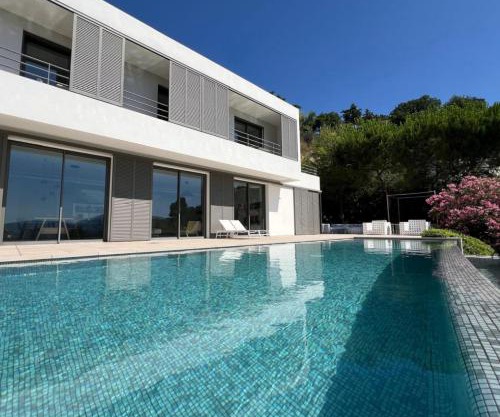 Contemporary Villa with Sea View, Infinity Swimming pool, Gym , Cinema room,Lift