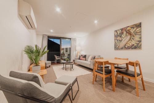 Convenient City Pad - 2BR Laundry Sleeps 5