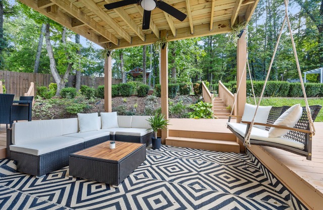 Convenient City Retreat with MASSIVE Backyard, 10 mins from Airport