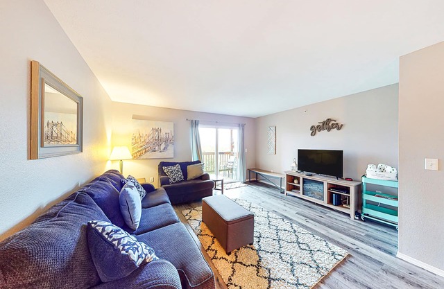 Convenient Condo w/Great Location, Shared Pool, Free WiFi, Private Balcony, View