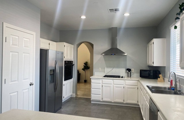Convenient Family home near the airport & strip
