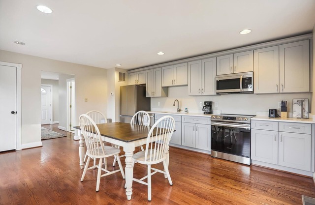 Convenient Newly Renovated Detached Guest House