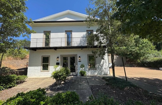 Convenient, Private, and Spacious 3-Bedroom Condo on S. Lamar Blvd in Oxford, MS
