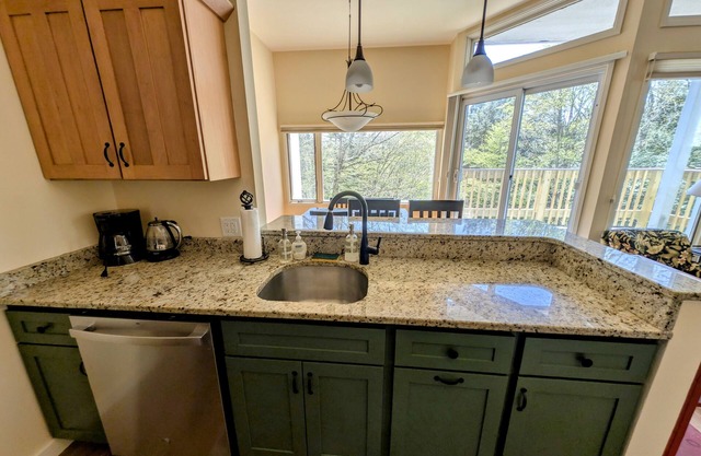Convenient Skier-friendly 1BR condo, pool, hot tub, gym, tennis, fireplace, wifi