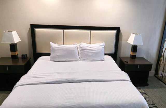 Conveniently close - Convention Center, King Suite