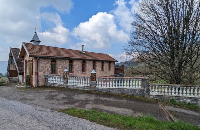 Converted chapel into independent cottage with terrace and fireplace