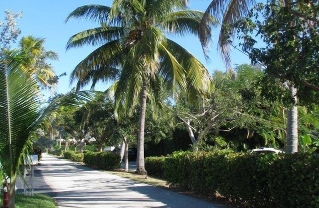 Cool Comfortable 4 BR/2 BA 7mins Walk to Beach, Hot Tub, Restr, Bars Golfing etc