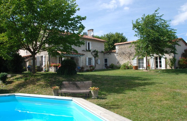 Cool family farm house overlooking a valley. Pet allowed.