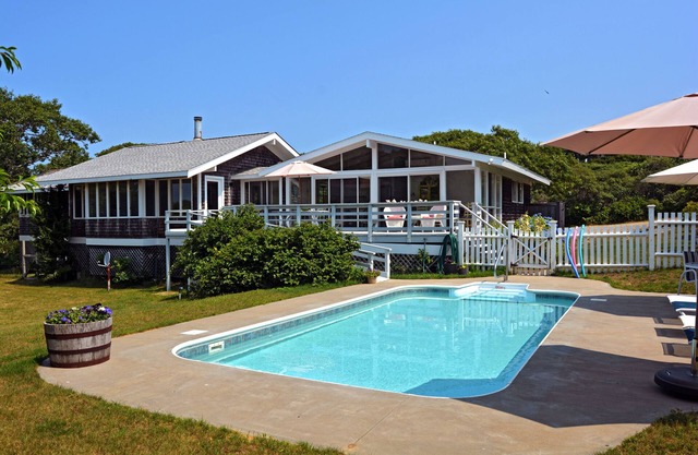 Cool, Mid-Century House - Lucy Vincent Beach and Pool!n