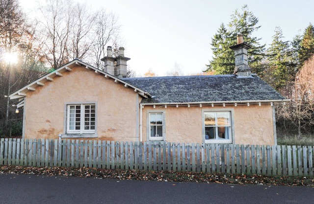 CORMACK LODGE - BRODIE CASTLE, pet friendly, with open fire in Forres