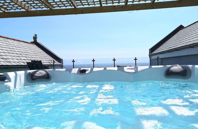 Cormorant - Beachside House with Terrace Hot Tub & Stunning Views