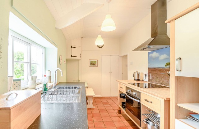 CORNER COTTAGE, pet friendly, character holiday cottage in Cropton