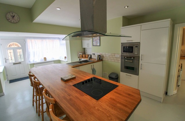 Corner Stone Cottage Silloth - sleeps 6 guests in 3 bedrooms
