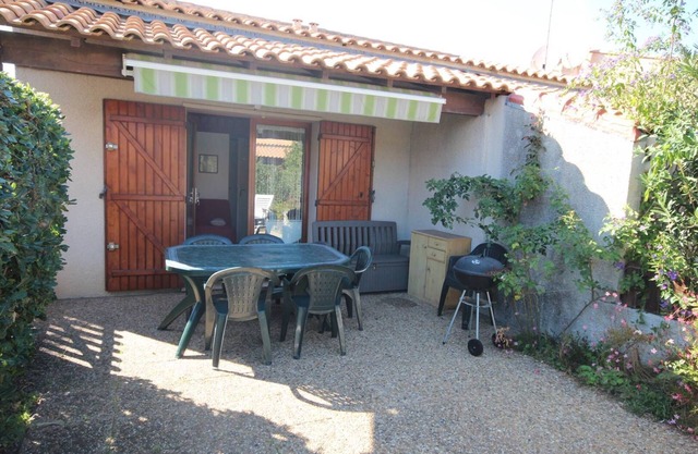 Corner villa for 4 people located in a secured residence with pool, at only 400m from the beach.
