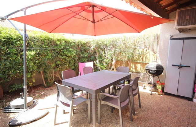 Corner villa located in a secured residence with pool, Airco, new renovated, 400m from the beach.
