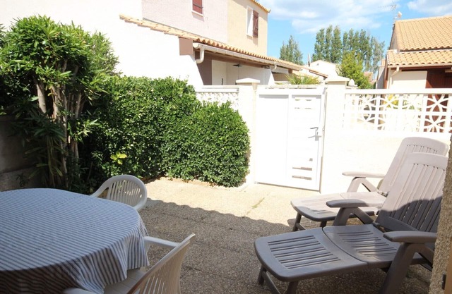 Corner villa located in a secured residence with pool, for 4 people, at only 400m from the beach.