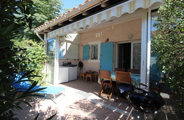 Corner Villa located with Airco in a secured residence, 2 bedrooms, for 5 people, 250m from the.