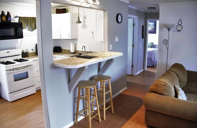 Corporate Rentals! Furnished 2 BD 1 BA w/full kitchens. Utilities are covered!