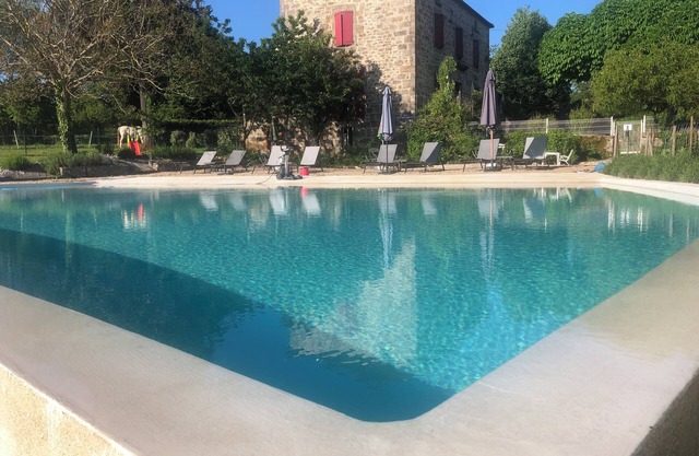 Corps de Ferme Rénovée en une Maison de Campagne et Gîtes Avec Piscine