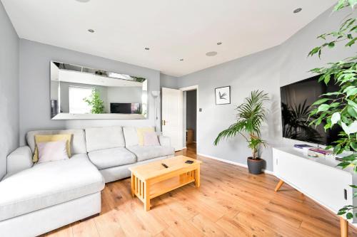 Cosy 1-Bed E15, sleeps 4, 1 min from tube Station Near O2 Arena
