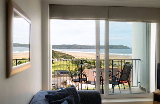 Cosy 2 bed apartment close to village with 3 balconies and seaviews!