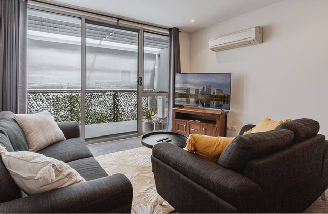 Cosy 2-Bed Apartment Across from Shops
