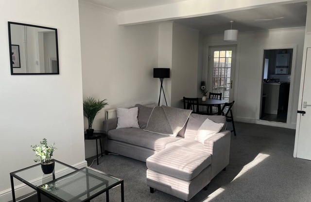 Cosy 2-Bed Home - Central Location - Train Station