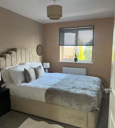 Cosy 2 Bed Service Apartment Netflix Hideaway Family Couples Staycation Tredegar Park Celtic Manor ICC Wales