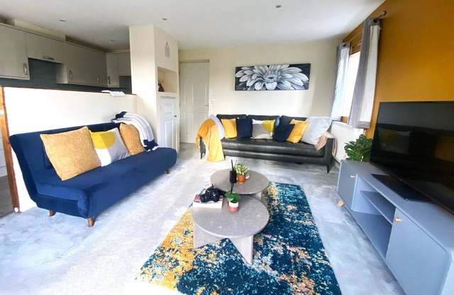 Cosy 2 Bedroom Apartment in Stevenage SG1 Hertfordshire Free Parking Sleeps 5